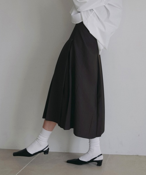 anuke(アンヌーク)の「Stripe Pleats Skirt(スカート・レディース・ブラウン/チャコールグレー・36inch/38inch)」の2枚目の写真