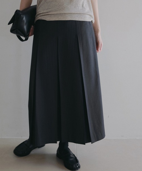 anuke(アンヌーク)の「Stripe Pleats Skirt(スカート・レディース・ブラウン/チャコールグレー・36inch/38inch)」の1枚目の写真