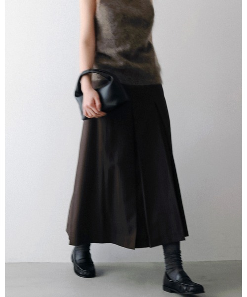 anuke(アンヌーク)の「Stripe Pleats Skirt(スカート・レディース・ブラウン/チャコールグレー・36inch/38inch)」の4枚目の写真
