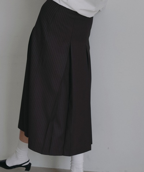 anuke(アンヌーク)の「Stripe Pleats Skirt(スカート・レディース・ブラウン/チャコールグレー・36inch/38inch)」の6枚目の写真
