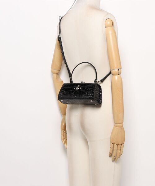 Vivienne Westwood（ヴィヴィアンウエストウッド）の「DOLL XL FRAME PURSE（ショルダーバッグ・レディース・ブラック・FREE）」の5枚目の写真