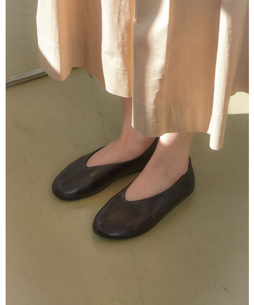 TAGTRAUME(タクトロイメ)の「ミニマル ミニマル 切り替え ラウンド フラット - ダークブラウン PU(バレエシューズ・レディース・ダークブラウン・23cm/23.5cm/24cm/24.5cm/25cm/22.5cm)」の1枚目の写真