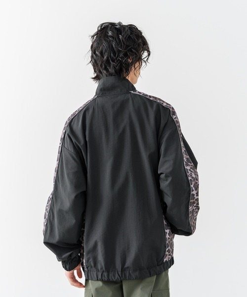 brknhome(ブロークンホーム)の「【BRKNHOME/ブロークンホーム】【身幅ゆったり ストレスフリーな着心地】袖総柄ライン 切り替え ナイロンジャケット ノームコア オーバーサイズ スタンドネック ビッグシルエット メンズライク ストリート ユニセックス(ナイロンジャケット・メンズ・グレー/ブラック・LARGE/MEDIUM)」の9枚目の写真
