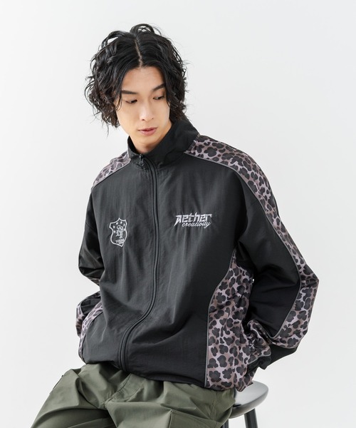 brknhome(ブロークンホーム)の「【BRKNHOME/ブロークンホーム】【身幅ゆったり ストレスフリーな着心地】袖総柄ライン 切り替え ナイロンジャケット ノームコア オーバーサイズ スタンドネック ビッグシルエット メンズライク ストリート ユニセックス(ナイロンジャケット・メンズ・グレー/ブラック・LARGE/MEDIUM)」の13枚目の写真