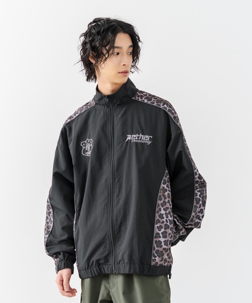 brknhome(ブロークンホーム)の「【BRKNHOME/ブロークンホーム】【身幅ゆったり ストレスフリーな着心地】袖総柄ライン 切り替え ナイロンジャケット ノームコア オーバーサイズ スタンドネック ビッグシルエット メンズライク ストリート ユニセックス(ナイロンジャケット・メンズ・グレー/ブラック・LARGE/MEDIUM)」の3枚目の写真