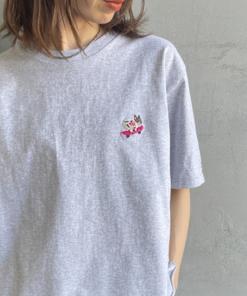 The Endless Summer（エンドレスサマー）の「[THE ENDLESS SUMMER/エンドレスサマー] 別注 ショート丈 BUHIワンポイントロゴ刺繍Tシャツ（Tシャツ/カットソー・レディース・ベージュ/ホワイト/ブラック/グレー・F）」の3枚目の写真