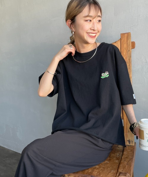 The Endless Summer（エンドレスサマー）の「[THE ENDLESS SUMMER/エンドレスサマー] 別注 ショート丈 BUHIワンポイントロゴ刺繍Tシャツ（Tシャツ/カットソー・レディース・ベージュ/ホワイト/ブラック/グレー・F）」の2枚目の写真