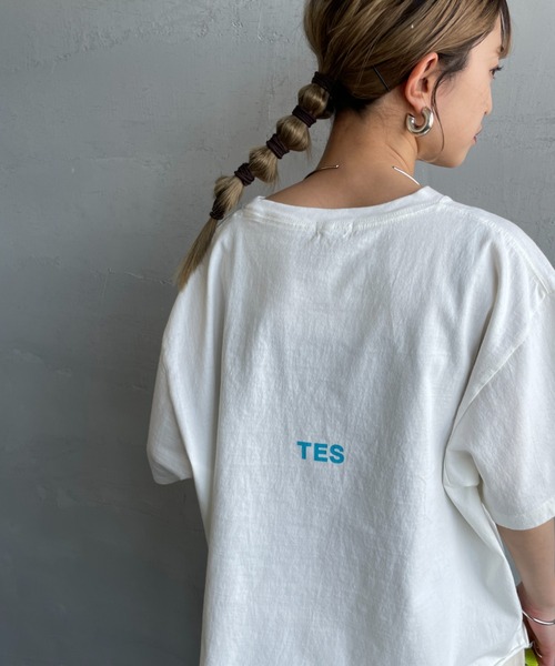 The Endless Summer（エンドレスサマー）の「[THE ENDLESS SUMMER/エンドレスサマー] 別注 ショート丈 BUHIワンポイントロゴ刺繍Tシャツ（Tシャツ/カットソー・レディース・ベージュ/ホワイト/ブラック/グレー・F）」の16枚目の写真