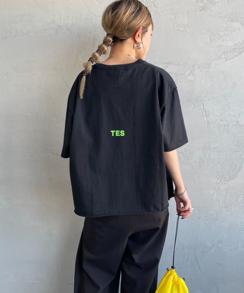 The Endless Summer（エンドレスサマー）の「[THE ENDLESS SUMMER/エンドレスサマー] 別注 ショート丈 BUHIワンポイントロゴ刺繍Tシャツ（Tシャツ/カットソー・レディース・ベージュ/ホワイト/ブラック/グレー・F）」の21枚目の写真
