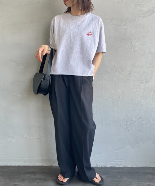 The Endless Summer（エンドレスサマー）の「[THE ENDLESS SUMMER/エンドレスサマー] 別注 ショート丈 BUHIワンポイントロゴ刺繍Tシャツ（Tシャツ/カットソー・レディース・ベージュ/ホワイト/ブラック/グレー・F）」の6枚目の写真