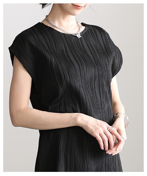 Sawa a la mode(サワアラモード)の「ウェーブプリーツフレンチスリーブカットソー(Tシャツ/カットソー・レディース・ブラウン/ブラック・FREE)」の5枚目の写真