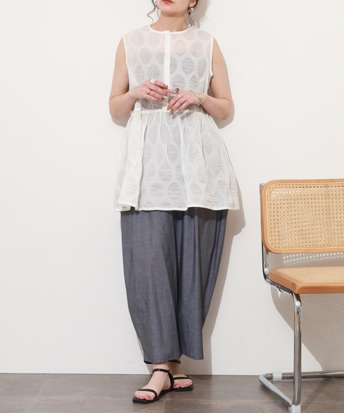 FUNALIVE(ファンアライブ)の「コットンシャンブレー ワイドタックパンツ 26SS(その他パンツ・レディース・ネイビー系2/ブラック系2・FREE)」の4枚目の写真