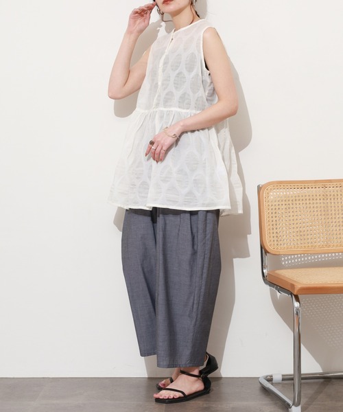 FUNALIVE(ファンアライブ)の「コットンシャンブレー ワイドタックパンツ 26SS(その他パンツ・レディース・ネイビー系2/ブラック系2・FREE)」の5枚目の写真