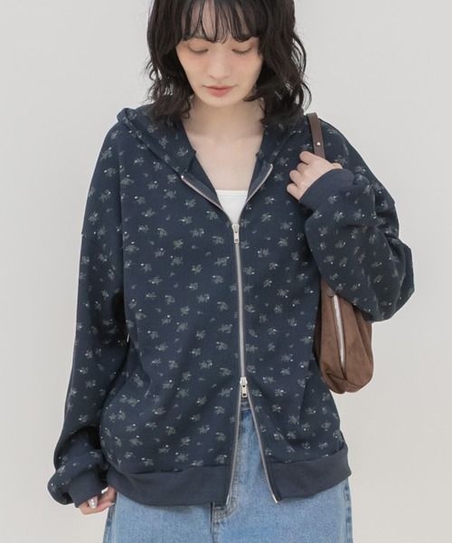 HEILIS(ヘイリス)の「花柄ワッフルジップパーカー/パーカー レディース ジップパーカー ダブルジップ フーディー 花柄 小花柄 ワッフル素材 羽織り 長袖 ライトアウター セットアップ 韓国ファッション カジュアル ガーリー 秋 秋服 秋コーデ 秋冬 秋冬コーデ レイヤード 長袖コーデ ノームコア オフホワイト ネイビー(パーカー・レディース・オフホワイト/ネイビー・FREE)」の3枚目の写真