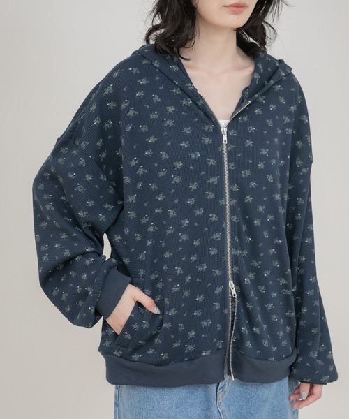 HEILIS(ヘイリス)の「花柄ワッフルジップパーカー/パーカー レディース ジップパーカー ダブルジップ フーディー 花柄 小花柄 ワッフル素材 羽織り 長袖 ライトアウター セットアップ 韓国ファッション カジュアル ガーリー 秋 秋服 秋コーデ 秋冬 秋冬コーデ レイヤード 長袖コーデ ノームコア オフホワイト ネイビー(パーカー・レディース・オフホワイト/ネイビー・FREE)」の8枚目の写真