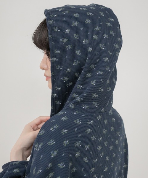 HEILIS(ヘイリス)の「花柄ワッフルジップパーカー/パーカー レディース ジップパーカー ダブルジップ フーディー 花柄 小花柄 ワッフル素材 羽織り 長袖 ライトアウター セットアップ 韓国ファッション カジュアル ガーリー 秋 秋服 秋コーデ 秋冬 秋冬コーデ レイヤード 長袖コーデ ノームコア オフホワイト ネイビー(パーカー・レディース・オフホワイト/ネイビー・FREE)」の9枚目の写真
