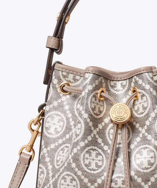 TORY BURCH（トリーバーチ）の「Tモノグラム コーテッドジャガード ミニ バケットバッグ（ショルダーバッグ・レディース・ダークブラウン・ONE SIZE）」の5枚目の写真