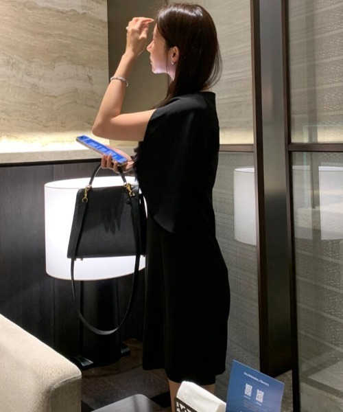 semplice(センプリチェ)の「ボートネック ケープスリーブ タイトミニワンピース(ワンピース・レディース・ブラック/ホワイト・M/S)」の17枚目の写真