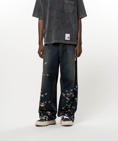 Maison MIHARA YASUHIRO(メゾンミハラヤスヒロ)の「Kids Sticker Printed Baker Denim Pants(デニムパンツ・メンズ・ブラック・44/46)」の1枚目の写真