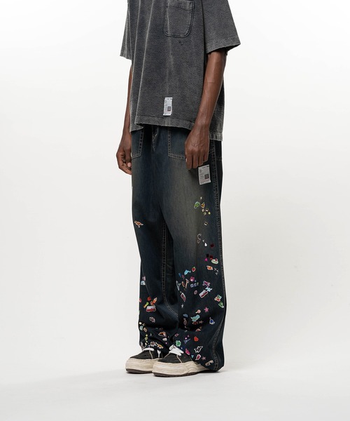 Maison MIHARA YASUHIRO(メゾンミハラヤスヒロ)の「Kids Sticker Printed Baker Denim Pants(デニムパンツ・メンズ・ブラック・44/46)」の2枚目の写真