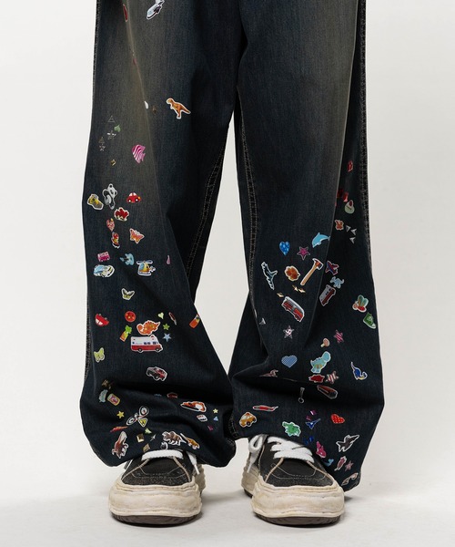Maison MIHARA YASUHIRO(メゾンミハラヤスヒロ)の「Kids Sticker Printed Baker Denim Pants(デニムパンツ・メンズ・ブラック・44/46)」の5枚目の写真
