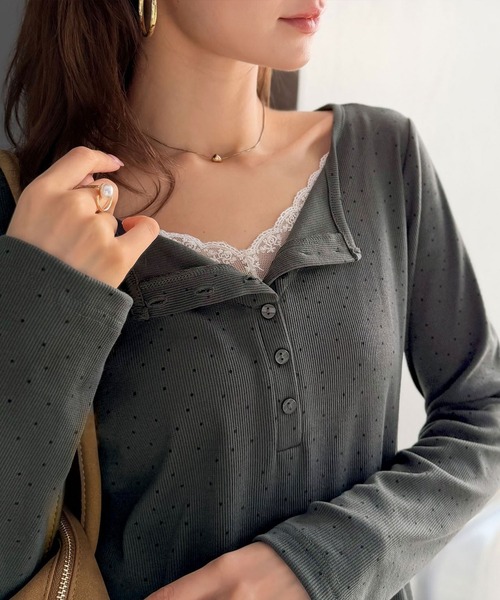 mily bilet(ミウィビレット)の「《10月下旬再入荷!予約受付中》【mily bilet】いつものトップスをひとさじ甘く。レースレイヤード見えヘンリーネックトップス(長袖)(Tシャツ/カットソー・レディース・アイボリー系1/ブラウン/グレー系1・LARGE/MEDIUM/SMALL/X-LARGE)」の2枚目の写真