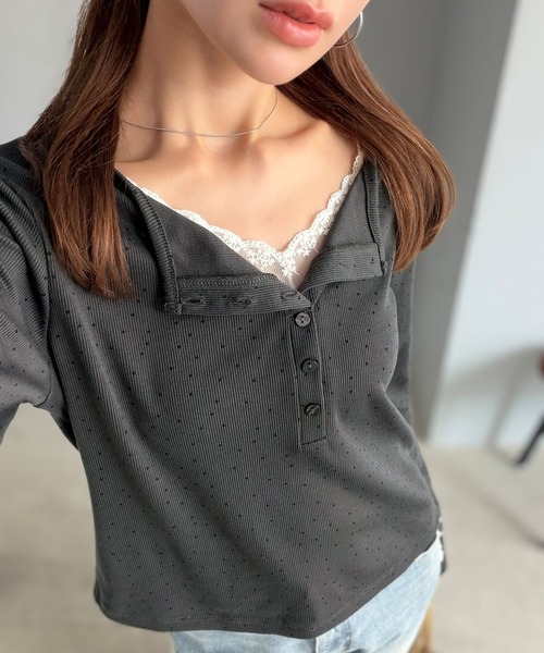 mily bilet(ミウィビレット)の「《10月下旬再入荷!予約受付中》【mily bilet】いつものトップスをひとさじ甘く。レースレイヤード見えヘンリーネックトップス(長袖)(Tシャツ/カットソー・レディース・アイボリー系1/ブラウン/グレー系1・LARGE/MEDIUM/SMALL/X-LARGE)」の5枚目の写真