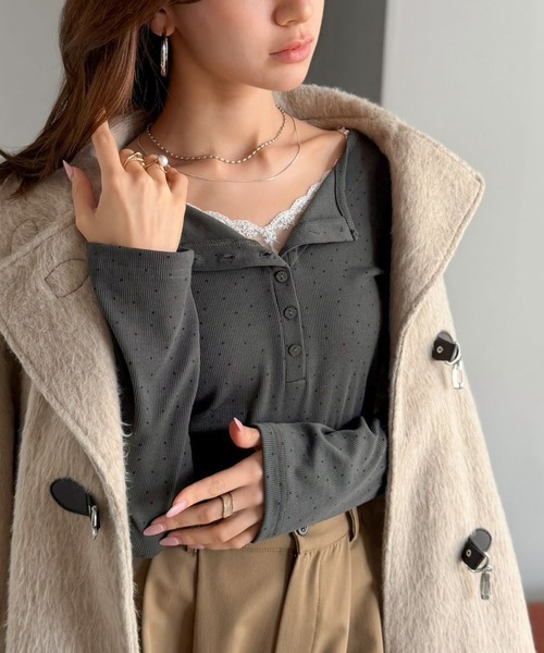 mily bilet(ミウィビレット)の「《10月下旬再入荷!予約受付中》【mily bilet】いつものトップスをひとさじ甘く。レースレイヤード見えヘンリーネックトップス(長袖)(Tシャツ/カットソー・レディース・アイボリー系1/ブラウン/グレー系1・LARGE/MEDIUM/SMALL/X-LARGE)」の12枚目の写真