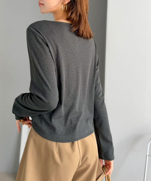 mily bilet(ミウィビレット)の「《10月下旬再入荷!予約受付中》【mily bilet】いつものトップスをひとさじ甘く。レースレイヤード見えヘンリーネックトップス(長袖)(Tシャツ/カットソー・レディース・アイボリー系1/ブラウン/グレー系1・LARGE/MEDIUM/SMALL/X-LARGE)」の10枚目の写真