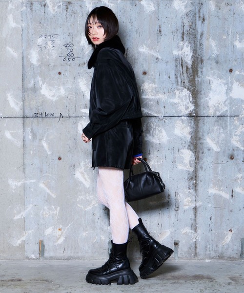PAGEBOY(ページボーイ)の「レースアップトラックブーツ【ストレッチ/抗菌防臭/軽量/美脚】(ブーツ・レディース・ブラック/グレー系その他・MEDIUM/LARGE)」の3枚目の写真