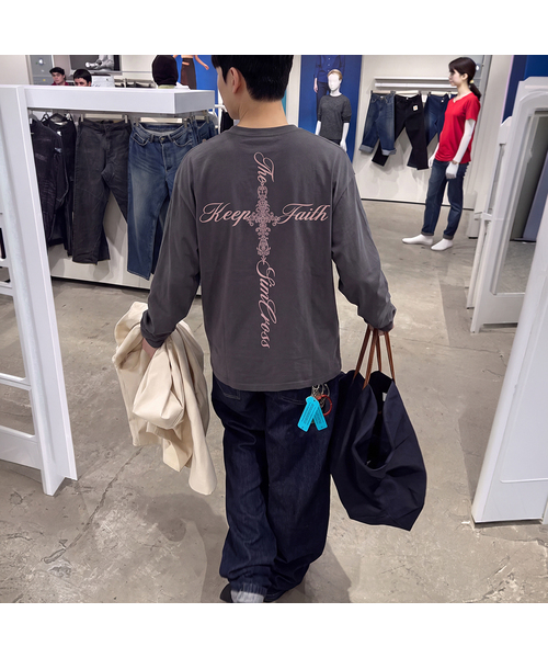 GRAVER（グレーバー）の「[ユニセックス]レターシムクロス ヘンリーネック ロングスリーブ Tシャツ_3カラー（Tシャツ/カットソー・レディース・Beige/チャコールグレー/ブラック・LARGE/MEDIUM）」の3枚目の写真