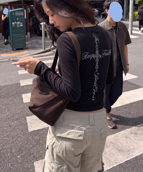 GRAVER（グレーバー）の「[ユニセックス]レターシムクロス ヘンリーネック ロングスリーブ Tシャツ_3カラー（Tシャツ/カットソー・レディース・Beige/チャコールグレー/ブラック・LARGE/MEDIUM）」の13枚目の写真
