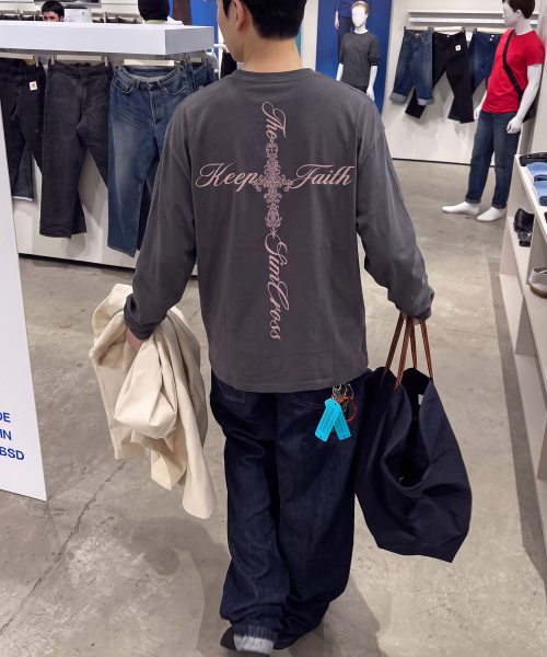 GRAVER（グレーバー）の「[ユニセックス]レターシムクロス ヘンリーネック ロングスリーブ Tシャツ_3カラー（Tシャツ/カットソー・レディース・Beige/チャコールグレー/ブラック・LARGE/MEDIUM）」の14枚目の写真