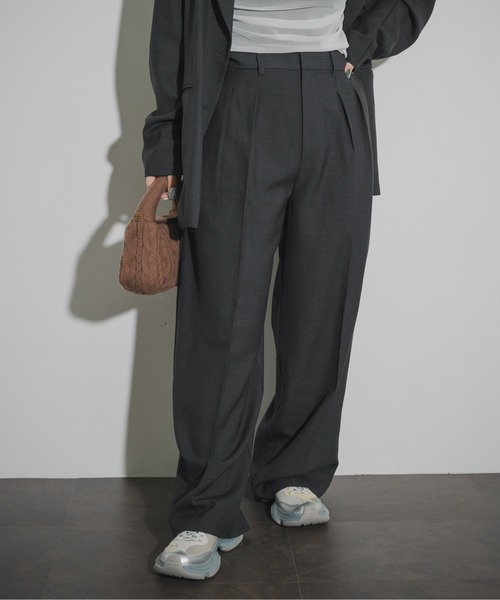 THE GOODLAND MARKET（ザグッドランドマーケット）の「cwtch　2TUCK WOOL SLACKS（その他パンツ・レディース・グレー/チャコールグレー・1/2）」の2枚目の写真