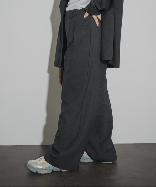 THE GOODLAND MARKET（ザグッドランドマーケット）の「cwtch　2TUCK WOOL SLACKS（その他パンツ・レディース・グレー/チャコールグレー・1/2）」の4枚目の写真