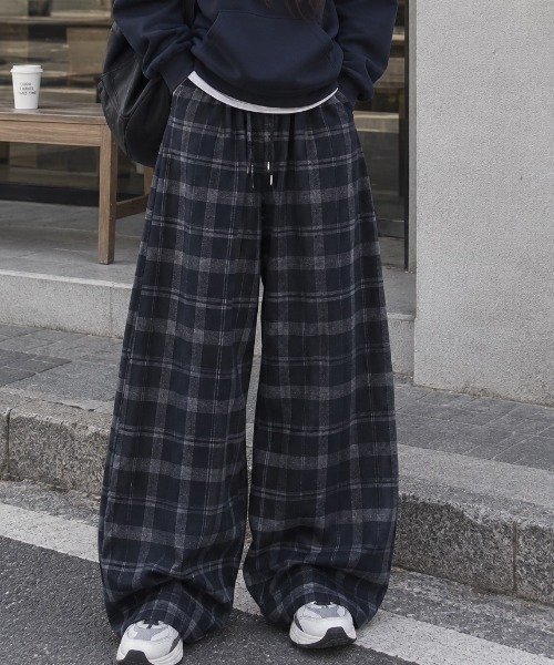 AVYL(アヴィル)の「ルーズシルエット オンブレチェック イージーワイドパンツ(その他パンツ・レディース・ブラック/ネイビー・M)」の1枚目の写真