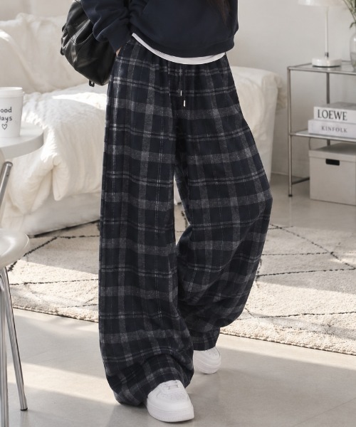 AVYL(アヴィル)の「ルーズシルエット オンブレチェック イージーワイドパンツ(その他パンツ・レディース・ブラック/ネイビー・M)」の2枚目の写真
