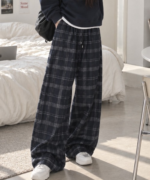 AVYL(アヴィル)の「ルーズシルエット オンブレチェック イージーワイドパンツ(その他パンツ・レディース・ブラック/ネイビー・M)」の12枚目の写真