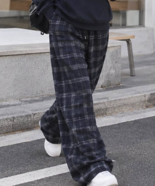 AVYL(アヴィル)の「ルーズシルエット オンブレチェック イージーワイドパンツ(その他パンツ・レディース・ブラック/ネイビー・M)」の8枚目の写真