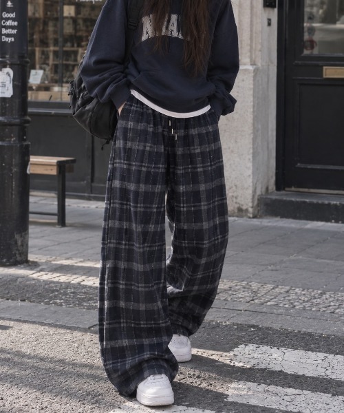 AVYL(アヴィル)の「ルーズシルエット オンブレチェック イージーワイドパンツ(その他パンツ・レディース・ブラック/ネイビー・M)」の7枚目の写真
