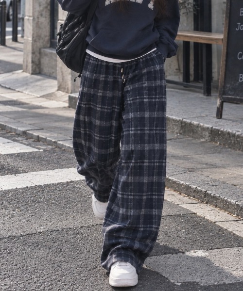 AVYL(アヴィル)の「ルーズシルエット オンブレチェック イージーワイドパンツ(その他パンツ・レディース・ブラック/ネイビー・M)」の11枚目の写真