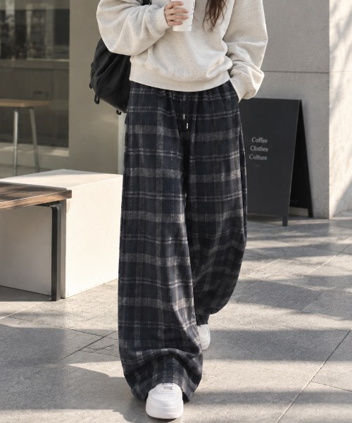 AVYL(アヴィル)の「ルーズシルエット オンブレチェック イージーワイドパンツ(その他パンツ・レディース・ブラック/ネイビー・M)」の10枚目の写真