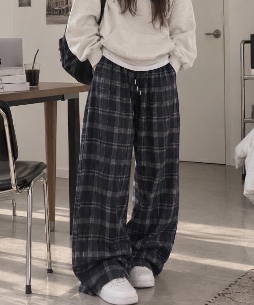 AVYL(アヴィル)の「ルーズシルエット オンブレチェック イージーワイドパンツ(その他パンツ・レディース・ブラック/ネイビー・M)」の9枚目の写真