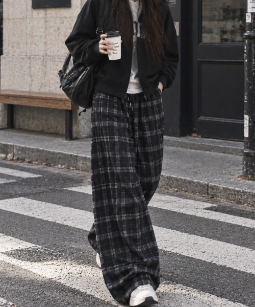 AVYL(アヴィル)の「ルーズシルエット オンブレチェック イージーワイドパンツ(その他パンツ・レディース・ブラック/ネイビー・M)」の6枚目の写真