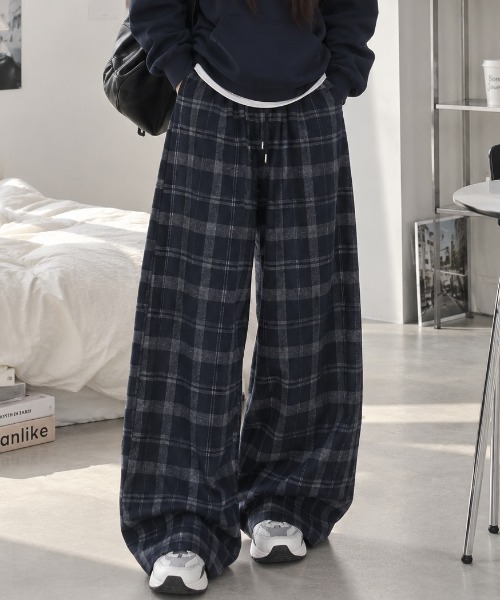 AVYL(アヴィル)の「ルーズシルエット オンブレチェック イージーワイドパンツ(その他パンツ・レディース・ブラック/ネイビー・M)」の5枚目の写真