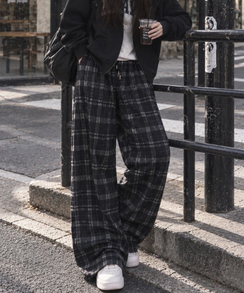 AVYL(アヴィル)の「ルーズシルエット オンブレチェック イージーワイドパンツ(その他パンツ・レディース・ブラック/ネイビー・M)」の4枚目の写真
