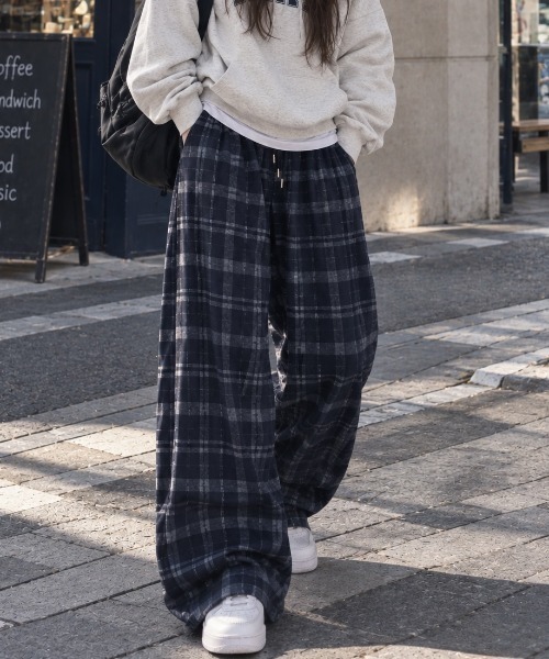AVYL(アヴィル)の「ルーズシルエット オンブレチェック イージーワイドパンツ(その他パンツ・レディース・ブラック/ネイビー・M)」の3枚目の写真