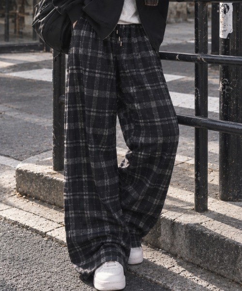 AVYL(アヴィル)の「ルーズシルエット オンブレチェック イージーワイドパンツ(その他パンツ・レディース・ブラック/ネイビー・M)」の14枚目の写真