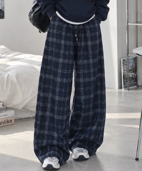 AVYL(アヴィル)の「ルーズシルエット オンブレチェック イージーワイドパンツ(その他パンツ・レディース・ブラック/ネイビー・M)」の13枚目の写真