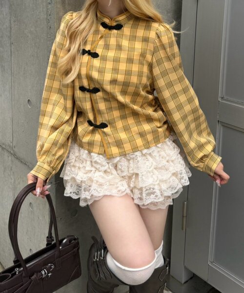 continuer de NICE CLAUP(コンティニューデナイスクラップ)の「贅沢フリルで魅せる、レースフリルショートパンツ(その他パンツ・レディース・アイボリー/ブラック・FREE)」の8枚目の写真